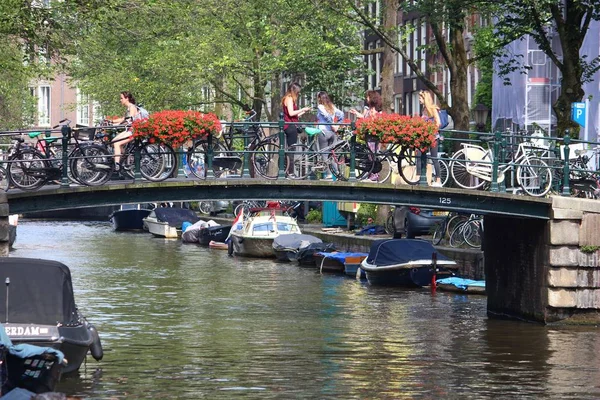 Amsterdam canal brug — Stockfoto