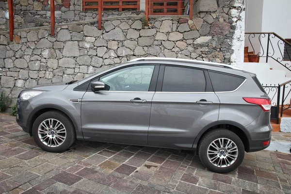 Ford Kuga arabası