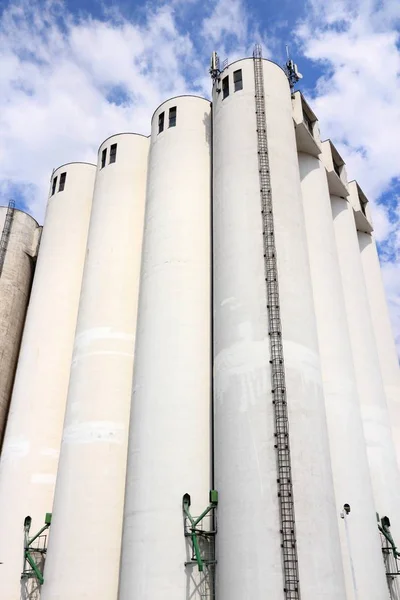 Graansilo's in Frankrijk — Stockfoto