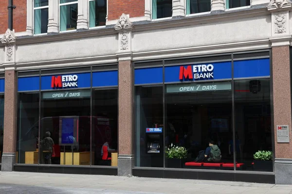 Metro Bank, Vereinigtes Königreich — Stockfoto