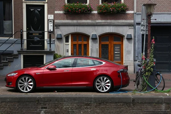 Автомобиль Tesla в Нидерландах — стоковое фото
