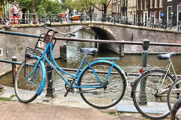 Amsterdam fietsen op een brug — Stockfoto