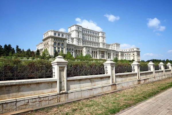 Romania Parliament. Old city architecture. — Stock Photo, Image