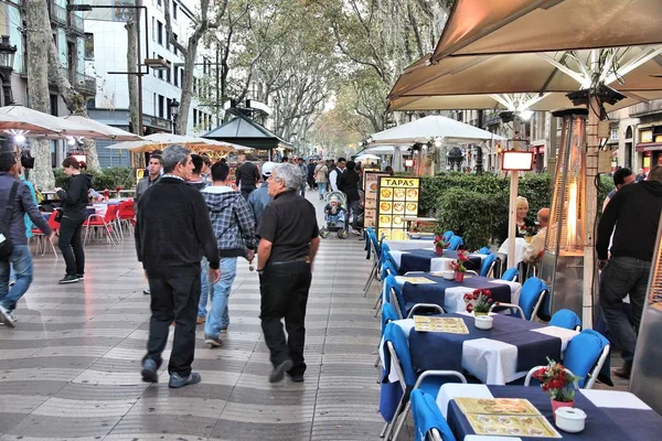 Ramblas rua pedonal no centro de barcelona. Marco de barcelona. AirView na rambla — Fotografia de Stock