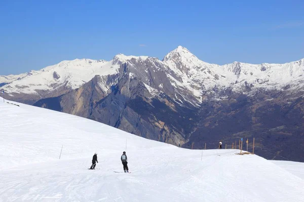 Skifahren in den französischen Alpen — Stockfoto