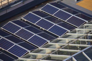Güneş panelleri çatı