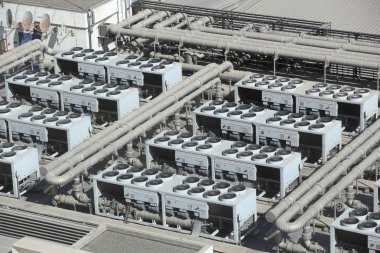 HVAC sistemleri çatı - endüstriyel Klima bir büyük sergi salonunda.