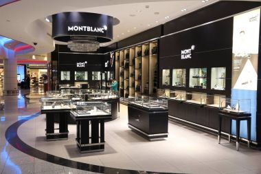 Dubai, Birleşik Arap Emirlikleri - 23 Kasım 2017: Montblanc mağaza Dubai International Airport, Suudi Arabistan, dükkanında insanlar. Alman markası Montblanc kalem, saatler ve mücevherler için ünlüdür.