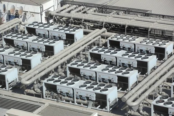 HVAC sistemleri çatı - endüstriyel Klima bir büyük sergi salonunda.