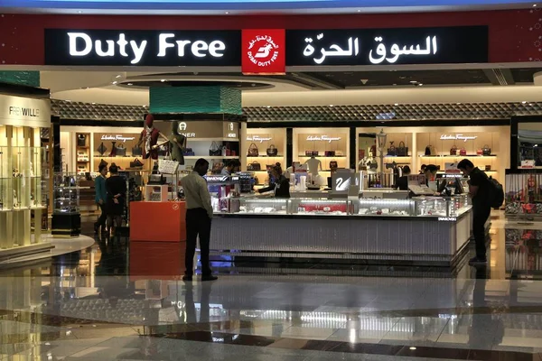 Dubai Uae November 2017 Passengers Shop Duty Free Store Dubai — Stock Photo, Image