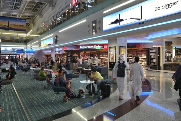 Dubai Emiratos Árabes Unidos Noviembre 2017 Los Pasajeros Esperan Aeropuerto —  Fotos de Stock