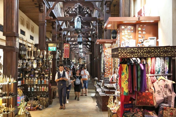 Дубай Оаэ Ноября 2017 Года Люди Делают Покупки Souk Madinat — стоковое фото