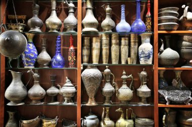 Dubai, Birleşik Arap Emirlikleri - 23 Kasım 2017: pirinç testi ve cam vazo Souk Madinat Jumeirah de Dubai, antika. Madinat Jumeirah resort, geleneksel Arap tarzı çarşı bir parçasıdır.