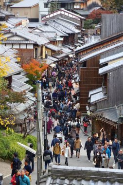 KYOTO, JAPONYA - 26 Kasım 2016: İnsanlar Japonya 'nın Kyoto kentindeki Higashiyama eski kasabasını ziyaret ediyor. Kyoto 'nun 17 UNESCO Dünya Mirası Alanı var.