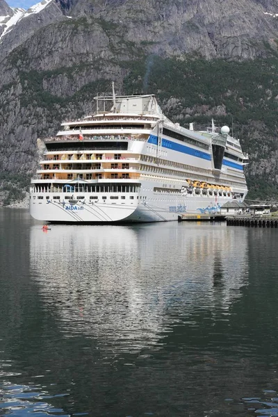 Kreuzfahrtschiff in Norwegen — Stockfoto
