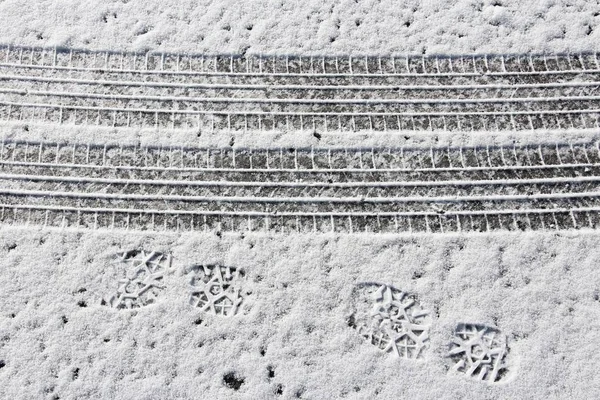 Trilhas de carro na neve — Fotografia de Stock