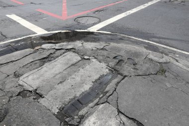 Hasarlı şehir kaldırım