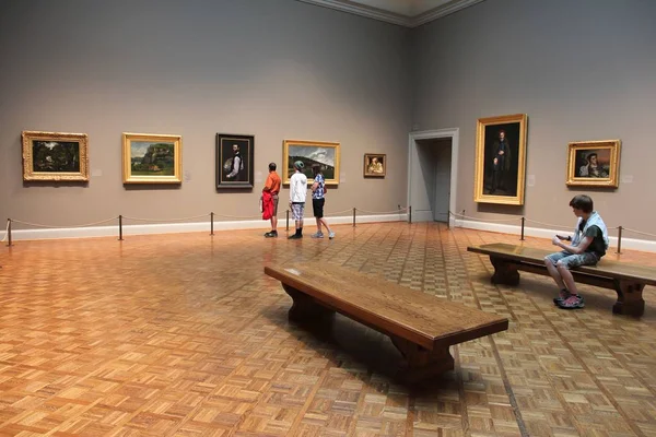 Art gallery visit — Stock Photo, Image