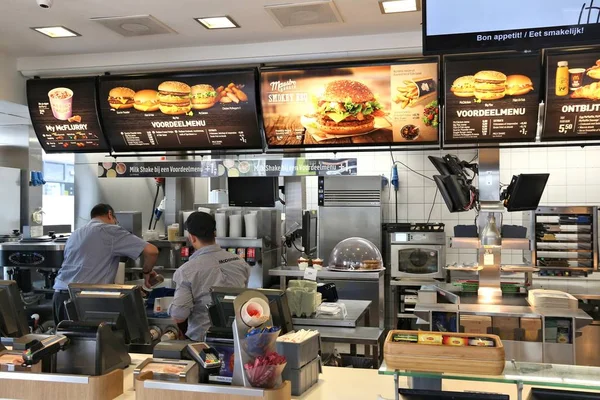 Cocina del restaurante McDonald 's —  Fotos de Stock