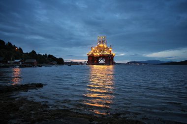 açık deniz petrol kulesi