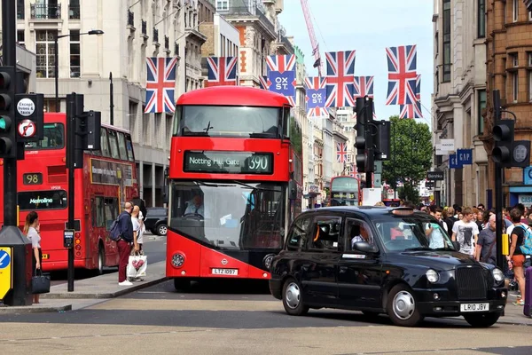 ロンドンのバスおよびタクシー — ストック写真