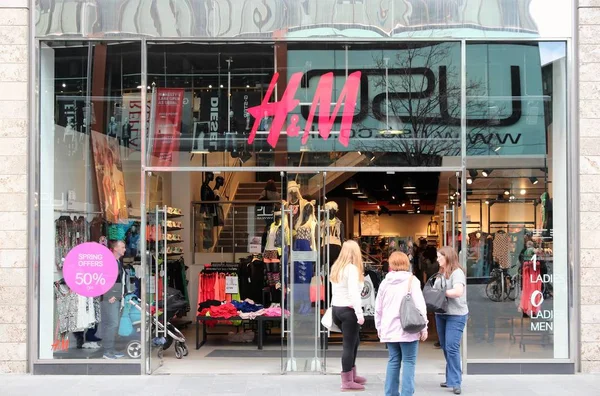 H & M Tienda de moda —  Fotos de Stock