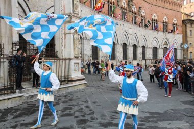 Siena Contrada geçit töreni