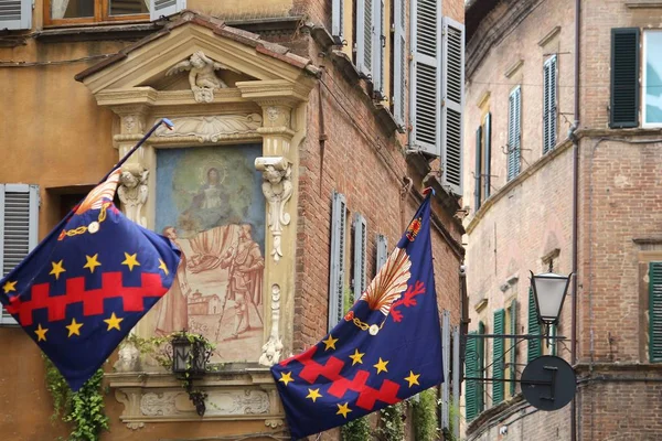 Bandeiras de Siena contrada — Fotografia de Stock