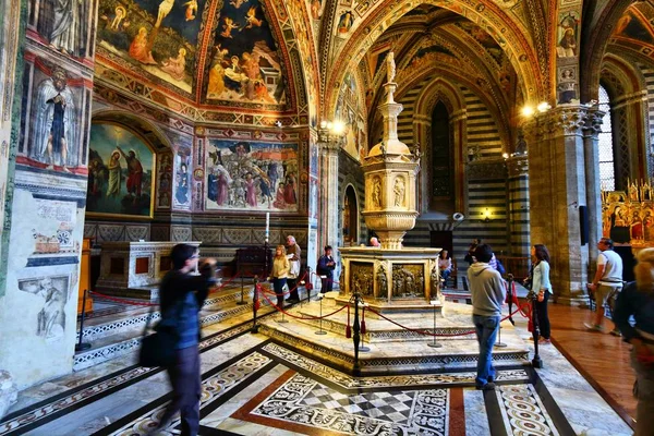 Látogatást Siena keresztelőkápolna — Stock Fotó