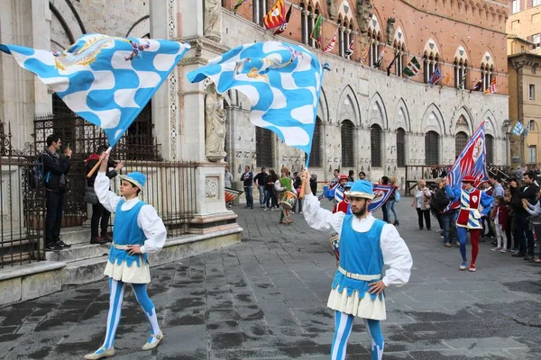 Parade van Siena Contrada — Stockfoto