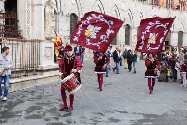 Contrada-Parade in Siena — Stockfoto