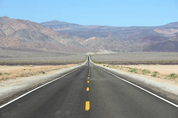 Estrada de paisagem desolada — Fotografia de Stock