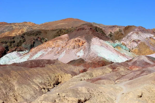 Death Valley färgglada stenar — Stockfoto