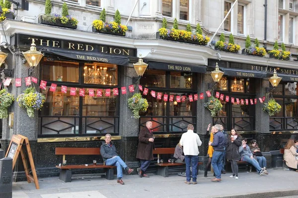 Londoner Pub-Besucher — Stockfoto