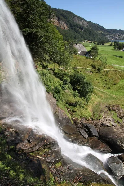 Steinsdalsfossen paisagem cachoeira — Fotografia de Stock