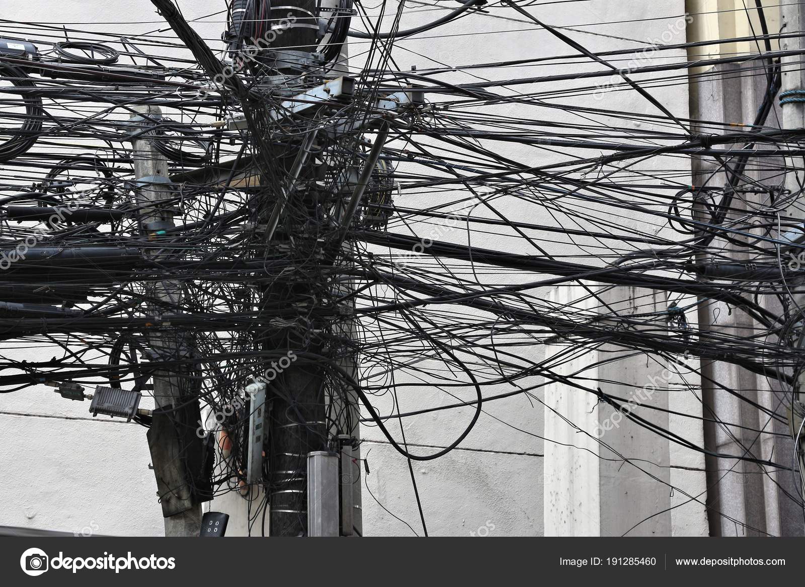 много проводов. электропровода в городе. включи провода город. провода в городе. город проводов.