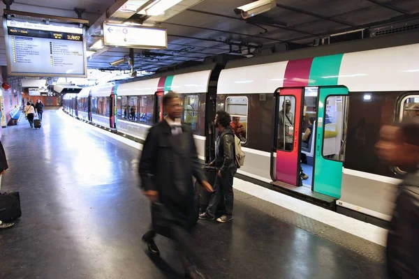 巴黎地铁列车パリの地下鉄の列車 — 图库照片