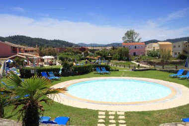 Corfu, Yunanistan - 31 Mayıs 2016: Genel tatil resort yüzme havuzu Sidari, Corfu Island, Yunanistan. 558,000 turist Corfu 2012 yılında ziyaret..