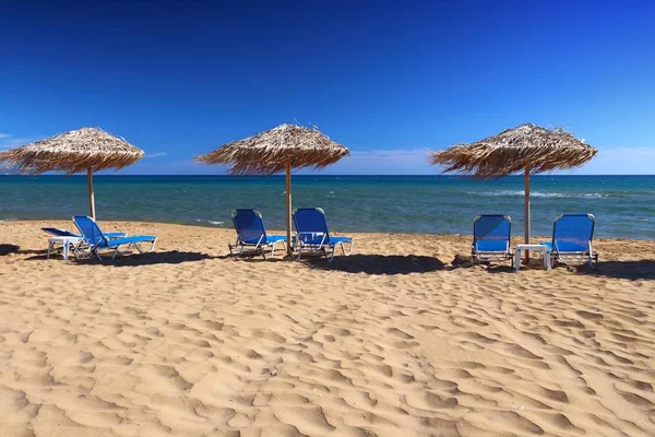 Griechische Strandliegen — Stockfoto