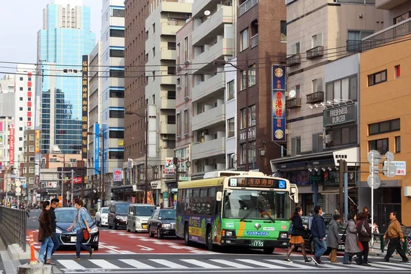 Tokyo Japan December 2016 Pedestrians Cross Street Asakusa District Tokyo — Stock Photo, Image
