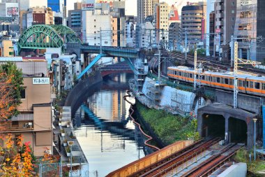 Tokyo, Japonya - 4 Aralık 2016: Tokyo, Japonya'nın Ochanomizu görünümü. Ochanomizu onun multi seviye demiryolu hattı geçişi için bilinen.