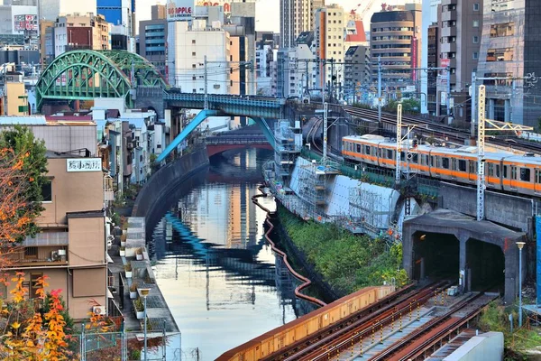 在东京 2016 御茶之水视图 御茶之水以其多层次的铁路线横穿闻名 — 图库照片