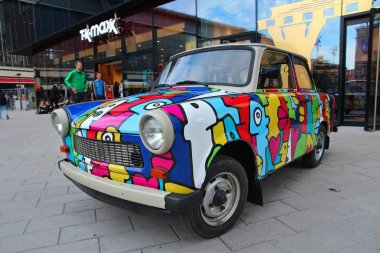 Berlin, Almanya - 25 Ağustos 2014: Berlin'de renkli Trabant 601 araba park edilmiş. 3,096,099 Trabant arabalar onların rezil verimsizlik rağmen üretilen ve eski teknoloji.