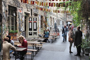 Berlin, Almanya - 27 Ağustos 2014: İnsanlar eski Hackesche Hofe Berlin'de ziyaret edin. Art nouveau mimari karmaşık tarihler 1906 için dayanıyor ve bunun bir parçası önemli kentsel sanat kaplıdır.