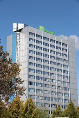 Berlin, Almanya - 27 Ağustos 2014: Holiday Inn hotel Berlin. Holiday Inn otel 3.400 yerleri (2015), InterContinental Hotels Group parçası ile bir markasıdır..