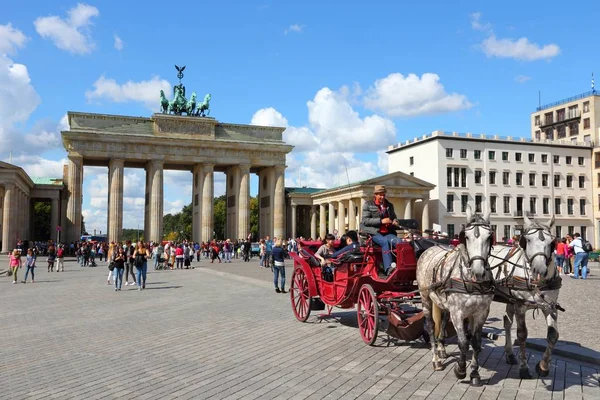 Берлин Германия Августа 2014 Года Конный Тур Перед Бранденбургскими Воротами — стоковое фото