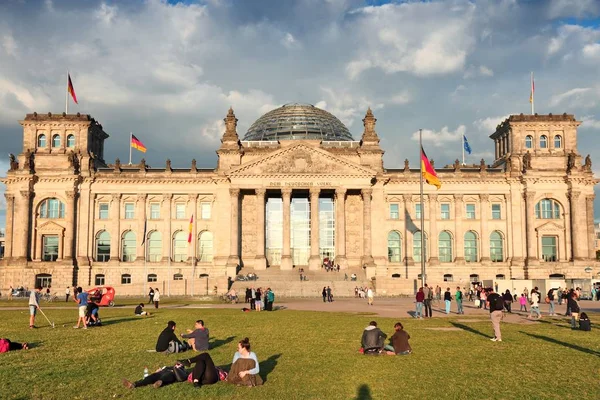 Berlin Duitsland Augustus 2014 Mensen Rusten Gazon Voor Rijksdag Gebouw — Stockfoto