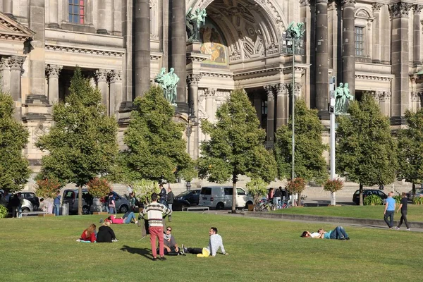 Berlín Německo Srpna 2014 Lidé Navštíví Berlínskou Katedrálu Berliner Dom — Stock fotografie