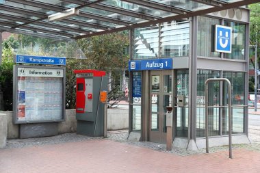 Dortmund, Almanya - 15 Temmuz 2012: Dortmund, Almanya Metro (Stadtbahn) istasyonu. Dortmund Turizm 594,712 ziyaretçi ile büyüyen için kayıt yıl 2011 oldu.