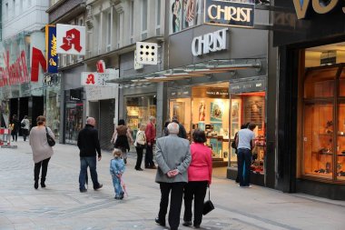 Dortmund, Almanya - 15 Temmuz 2012: İnsanlar dükkanı şehir Dortmund, Almanya. Dortmund Turizm 594,712 ziyaretçi ile büyüyen için kayıt yıl 2011 oldu.